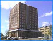 ></p><p class=c_tn>Сегодняшнее рабочее заседание Ивановской городской думы было посвящено  готовности города к зиме.</p><p class=c_tn>В выступлении депутата Извиля Салихова звучала тревога. По его мнению, запасенного угля недостаточно, остались и долги перед  Ивэнерго. Общая сумма задолженности превышает сто пятьдесят миллионов рублей. Работы по подготовке теплотрасс и котельных идут практически по графику, но, как всегда, на это не хватает денег. </p><p class=c_tn>Главный распорядитель тепла и света в области - АО Ивэнерго и впредь будет жестко следить за исполнением договоров о погашении долгов. Этому есть не только финансовые и технические основания, но и причины психологического характера. Анатолий Чубайс относится к своим подчиненным так же жестко, как они - к неплательщикам. Директор ТЭЦ-3 Александр Шехоткин сообщил журналистам: «Требования самые жесткие. Три генеральных директора было уволено за то, что не выполняется оплата по линии ФОРЭМ».</p><p class=c_tn>По словам Александра Грошева, техническая сторона подготовки к отопительному сезону не вызывает особых опасений.  Депутатам следует озаботиться бюджетным обеспечением оплаты тепла. Попытки администрации справиться с текущими платежами и предоплатой к первому сентября  успехом не увенчались. День знаний ивановцы, будут встречать без горячей воды. Следующий срок начала отопительного сезона - первого октября. Цена вопроса - пятьдесят миллионов рублей. </p>
	
		<div class=
