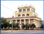 ></p><p class=c_tn></p><p class=c_tn></p><p class=c_tn>Сегодня состоялось первое в этом учебном году заседание совета ректоров высших учебных заведений. Повестка дня напрашивалась сама собой - подведение итогов приема студентов в ВУЗы и обсуждение региональной  программы  развития образования на ближайшие пять лет. Напомним, что проект этой программы был недавно представлен областным управлением образования на традиционных августовских чтениях, и одобрен областным руководством.</p><p class=c_tn>По словам председателя совета ректоров Владимира Зрюкина набор студентов в ивановские высшие учебные заведения был омрачен сразу несколькими неприятными обстоятельствами. В - первых интерес к получению высшего образования в этом году у молодых людей был сравним с прошлогодним, вступительные экзамены сдали  двенадцать тысяч двести двадцать один  человек, что обеспечило общий конкурс на одно плановое место – 2,73. Но благоприятный фактор роста престижа образования во многом был сведен на нет низким уровнем знаний абитуриентов. Например, далеко не каждый из полутора тысяч золотых медалистов смог достойно сдать вступительные экзамены, и тем самым доказать претензии средней школы на качественный уровень подготовки школьников. В результате шуйский педагогический университет был вынужден на целую неделю продлить вступительную компанию, несмотря на то, что конкурс на право получить профессию учителя был два человека на место. Наконец, обвинения ректору медицинской академии Рудольфу Шиляеву по факту получения взятки дали соответствующие результаты и добавило нервозности при проведении экзаменов. Ректор ИГТА Владимир Зрюкин пожаловался журналистам «Мы все стали выглядеть взяточниками, а когда я отклонил незаконную просьбу бывшего начальника главка, он обозвал нас козлами».</p><p class=c_tn></p><p class=c_tn>Между тем, как согласились все присутствующие, ивановским ВУЗам удалось достойно выйти из сложной ситуации, и новый учебный год успешно начался.</p><p class=c_tn>Гораздо большую дискуссию вызвал второй пункт повестки дня. Получается, что руководителей ВУЗов в гораздо большей степени  заботит будущее, чем настоящее. Программа развития образования в области на ближайшие пять лет, представленная месяц назад на традиционных августовских чтениях, неожиданно вызвало резкую критику у тех, кто по замыслу и должен быть ее главным разработчиком. Но на обращение к ректорам  руководства региона и управления образования внести свои предложения на видение образовательных реформ, большинство из сегодняшних критиков отделалось несколькими строчками, а некоторые вообще не читали пятидесятистраничный документ.</p><p class=c_tn>Ректор строительной академии, являясь еще и председателем бюджетного комитета городской Думы, как никто понимает, что любая даже самая идеальная программа, ничего не стоит, если не будет обеспечена соответствующими деньгами, но другие считали, что даже при пустой областной казне просить все равно надо по максимуму. Председатель областного профкома работников образования Надежда Москалева посетовала: «В программе нет вопросов финансирования, а главное не понятно кто будет за нее отвечать. Вообще она сделана в советском стиле. Мне думается, что вопросы финансов и кадров надо выделять отдельной главой». Ректор ИГЭУ Владимир Нуждин обрисовал еще несколько проблем: «Здесь нет связи с федеральными программами. Не прописаны критерии аттестации специалистов, нет мониторинга качества образования. Поэтому мы потеряли деньги на компьютеры для сельских школ, и большие суммы для автоматизации ивановских Вузов от федеральной программы электронная Россия».</p><p class=c_tn>После подобной атаки на труд управления образования и специалистов  института повышения квалификации учителей следовало ожидать, что буквально сразу и здесь все недовольные засучив рукава, придумают, как исправить допущенные ошибки. Но молчаливое согласие на предложение Владимира Зрюкина создать рабочую группу из представителей ВУЗов, неожиданно сменилось забавным предложением. Руководители институтов и академий вдруг захотели увидеть начальником новой структуры ректора университета Владимира Егорова, которого, кстати, на совещании не было. И все заседание сразу стало напоминать подзабытую церемонию выбора председателя совета отряда, когда занять почетную должность был обречен любой опоздавший на голосование.</p><p class=c_tn></p>
	
		<div class=