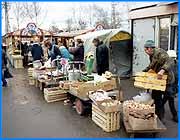 ></p><p class=c_tn>Завтра тринадцатого сентября в городской администрации состоится расширенное совещание, где будут обсуждаться проблемы развития рынка потребительских услуг. А сегодня прошла оперативная проверка некоторых ивановских продуктовых рынков. Данные о выявленных нарушениях и станут одной из тем обсуждения на предстоящем заседании. Рейд по продуктовым рынкам организовали городской комитет по развитию рынка потребительских услуг во главе с депутатом городской Думы Татьяной Гейстер и областное Управление потребительского рынка и услуг, который возглавляет Валерий Рябинин. Комитеты разные, но цель у них одна - навести порядок на рынках города и области. Первый рынок Южный двор на проспекте Текстильщиков. Вот разливают подсолнечное масло из грязных фляг. Чуть дальше продают закуски из овощей. Даже по внешнему виду можно определить, что в пищу они уже давно не пригодны. На территории рынка в павильоне торгуют мясом. Проверяющие предъявляют претензии к гигиеническому состоянию весов и прилавков. После некоторой паузы находят санитарного врача, работающего на рынке. Его  просят объяснить, почему торгуют в таких условиях. Ничего вразумительного он сказать не смог. Далее рынок Светлана на улице Лежневской. Нарушения типичны: неправильное хранение продуктов, антисанитарное состояние рабочих мест, сроки реализации товаров истекли. Хотя на этом рынке нарушений со временем становится все  меньше и жалоб от покупателей немного.</p><p class=c_tn>Администратору и продавцам рынка Светлана делают замечания и следующая остановка рынок на  Станционной. Это одно из тех мест, где борьба с нарушителями ведется постоянно, но  положительные результаты достигаются с большим трудом. Та же картина: истекшие сроки реализации продуктов, рабочие места в антисанитарном состоянии и почти у всех грязные весы.  </p><p class=c_tn>Уже завтра итоги рейда станут предметом обсуждения на расширенной комиссии в городской администрации. Будут вызваны директора и санитарные врачи всех городских рынков. Кроме этого, чиновники обсудят общие проблемы развития потребительского рынка города и области. </p><p class=c_tn></p><p class=c_tn></p><p class=c_tn></p><p class=c_tn></p>
	
		<div class=