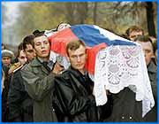 ></p><p class=c_tn>Вчера исполнился ровно год со дня гибели в Заволжском районе четырех сотрудников милиции, которые пытались задержать преступников, совершивших разбойное нападение в Костромской области. Бандиты, спасаясь от преследования, расстреляли милиционеров из автоматического оружия. Личности преступников были установлены уже через несколько дней после расстрела. Один из них – Червяков – в настоящий момент ожидает суда. Второй был убит сотрудниками милиции при задержании в Москве. Третий до сих пор находится в розыске. </p><p class=c_tn>Вчера в Заволжске вспоминали погибших. На месте трагедии установлены памятные знаки. На кладбище отслужили панихиду. Специально для этого в Заволжск приехали представители УВД, областной и городской администраций. Говорили о мужестве и стойкости тех, кто погиб, честно исполняя боевой долг.</p><p class=c_tn>В память о подвиге заволжских милиционеров были проведены детские соревнования по рукопашному бою. На соревнованиях присутствовали и родственники погибших. Руководство УВД не перестает оказывать им посильную материальную поддержку. Все семьи, потерявшие своих кормильцев уже получили предусмотренные законом выплаты. Нуждающимся в жилье выделены необходимые на приобретение квартир деньги.</p>
	
		<div class=