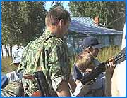 ></p><p class=c_tn>Как сообщает агентство АПН, Российское военное командование готовится к переброске в Таджикистан 98-й дивизии ВДВ, расквартированной в Ивановской области. Об этом сообщил источник в аппарате Совета безопасности России. По информации источника, Ивановская дивизия ВДВ должна усилить находящуюся в Таджикистане 201 армию на случай, если российские войска всё же перейдут границу и вторгнутся на афганскую территорию. В конце минувшей недели военный лидер Северного альянса генерал Рашид Дустум призвал Россию активизировать военную помощь афганской оппозиции, которая самостоятельно не в состоянии справиться с талибами. Дустум рассчитывает, что Россия поможет ему не только техникой, но и живой силой. </p><p class=c_tn>Если истеричные просьбы генерала Дустума будут удовлетворены в полной мере, в Афганистан отправятся и 18-летние солдаты срочной службы, которыми в значительной мере укомплектована 98-я дивизия ВДВ. В 201-й же армии служат, главным образом, профессиональные военные – «контрактники». </p>
	
		<div class=