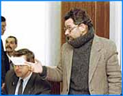 ></p><p class=c_tn>Хотя  прежний губернатор Ивановской области Владислав Тихомиров и слыл демократом, а нынешний такой репутации не имеет, трудно сказать однозначно, стало ли общество более или менее демократичным. При Тихомирове государственная комиссия по правам человека играла роль некоей декорации. Возглавлял комиссию известный ученый, теоретик права и вел он прием по субботам в помещении областной администрации. Советы он давал весьма дельные, но подчас настолько сложные по формулировкам, что люди были не способны их воспринять. Да и попасть на прием к профессору – председателю было не слишком просто. Что же касается комиссии по правам человека в ее нынешнем составе, то декоративной ее назвать никак нельзя. Председатель – известный правозащитник (отнюдь не теоретик) депутат Законодательного собрания Сергей Вальков. Кроме него областной парламент представлен заместителем председателя ОЗС Н. Ковалевой, депутатом от Вичуги Е. Григорьевой и от Шуи – Е. Акимовой. Люди губернатора в комиссии тоже есть – это старший мастер Северной железной дороги В. Завалишин и известный адвокат П. Шаповалов. Немало представителей общественных организаций: Н. Москалева (профсоюзы), М. Денисов (общество защиты прав пациентов), В. Семенко (Детский фонд). Кроме них членами комиссии являются преподаватель ИГАСА Т. Барковская и зам. начальника управления соцзащиты области М. Болдин. Все эти люди достаточно известны, все они ведут прием граждан. На первом же заседании комиссии было решено, что каждый ее член будет собирать информацию о нарушениях прав человека и вести с ними посильную борьбу. От журналистов (каковой был на заседании комиссии в единственном числе – корреспондент «И-В») требуется немногое – сообщить гражданам координаты Комиссии и не бояться писать о нарушениях прав человека. Впрочем, мы только об этом и пишем. Что же касается адреса, то он очень прост: г. Иваново, ул. Пушкина, д. 9</p><p class=c_tn></p><p class=c_tn></p><p class=c_tn>Алексей Хавин</p><p class=c_tn>«Иваново-Вознесенск»</p>
	
		<div class=