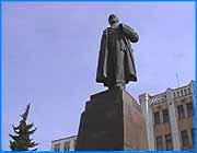 ></p><p class=c_tn>В пятницу в России проводилась Всероссийская акция протеста. Ее инициаторами стала коммунистическая партия. Шествие и митинг протеста организовали и местные коммунисты. Лозунги этой акции большей частью современные – «Долой КЗОТ!», «Долой жилищно-коммунальную реформу», «Даешь тепло». Некоторые напоминали о событиях пятого года прошлого века. Маршрут митингующих также проходил по историческим местам. </p><p class=c_tn>Абсолютное большинство участников шествия составляли пенсионеры. Это вызывало негодование у сторонних наблюдателей. </p><p class=c_tn>Для некоторых товарищей из примкнувшей молодежи участие в шествии оказалось веселым развлечением. </p><p class=c_tn>По дороге вначале и в конце колонны в мегафон озвучивались расширенные варианты лозунгов. Критике подвергалось практически все: правительств, Чубайс, коммунисты-перевертыши и прочие вещи, которыми пугают детей. В колонне были коммунисты из Иванова, Кинешмы, Родников и Шуи. По прикидкам милиционеров, охранявших шествие и митинг, участие в акции приняло около четырех сотен человек. Заявлено было до тысячи человек. По прибытии в конечную точку маршрута эмоции вновь разгорелись. Теперь уже на трибуне. Такого накала страстей в Иванове не было с тех пор, как Ивановские профсоюзы и коммунисты протестовали против Нового КЗОТа прошлой зимой.</p><p class=c_tn>Заместитель председателя Ивановского профобъединения вызвал своим выступлением возмущение среди митингующих. Из его выступления следовало, что профсоюзы не приемлют тактику прямого противодействия противникам. Опыт думской борьбы за согласованный вариант КЗОТа показал, что большую пользу приносят переговоры. Митингующим это показалось штрейкбрехерством. </p><p class=c_tn></p><p class=c_tn></p>
	
		<div class=