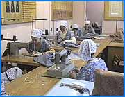 ></p><p class=c_tn>Сегодня в Ивановском городском центре Ресурс, который работает в сфере занятости, открылся новый клуб для менеджеров по работе с кадрами. Называется новое учреждение соответственно - Кадровик. Задача клуба - научить своих членов профессиональной работе с личным составом предприятий города. К приличному списку бесплатных мероприятий, проводимых Ресурсом, добавилось еще одно, очень серьезное. Если для решения проблемы безработицы центр работал в основном, с претендентами на получение работы, то теперь под его сенью будут собираться и представители работодателей. Причем люди, имеющие самый близкий контакт с работниками предприятий. Большинство - служащие отделов кадров. Проблемы, которые призван решать Кадровик, самые насущные. Распределение трудовых ресурсов в области самое нерациональное. Из-за кризиса девяносто восьмого года число безработных и псевдобезработных значительно выросло. Часть кадров теперь решает все в других областях. Одни только официальные цифры сообщают, что за пределами ивановского региона работает более одиннадцати тысяч человек. ВУЗовские программы зачастую рассчитаны на сугубо теоретическую подготовку. Конструктор швейного производства не умеет работать на швейной машинке. Строитель-архитектор не владеет строительной профессией.</p><p class=c_tn>Социальные условия на большинстве предприятий далеки от идеала. А многие сотрудники по работе с персоналом с трудом представляют, какими эти условия должны быть. С принципами отбора персонала тоже далеко не все знакомы. </p><p class=c_tn>Диагностика профессионально важных качеств - один из основных принципов подбора персонала. Но используется далеко не на всех предприятиях.</p><p class=c_tn>А кадры, как и прежде, решают все. Экономическая стабилизация в области позволила многим предприятиям в области поменять оборудование на более производительное. Но зачастую работать на новой технике некому. По оценке сотрудников центра, наиболее профессиональный подход к работе с кадрами в машиностроительной компании Кранэкс. Каждый потенциальный сотрудник проходит двухчасовое тестирование на компьютере. Впоследствии за всеми достижениями и промахами новичка ведется тщательное наблюдение. Для того, чтобы познакомить кадровиков с тонкостями их работы, клуб Кадровик будет проводить тренинги и психологические занятия. Причем бесплатно. </p>
	
		<div class=