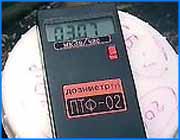 ></p><p class=c_tn>С семнадцатого по девятнадцатое октября в Москве проходил Всероссийский съезд гигиенистов и санитарных врачей. Присутствовала на нем и ивановская делегация. Итоги форума обсуждались сегодня за круглым столом в областной санэпидемстанции. От ивановской области участие в форуме принимало четыре человека - в том числе председатель местного общества гигиенистов Альбина Полякова и главный санитарный врач области Валентина Губернаторова. В течение трех дней ученые и практики обсуждали сложившуюся в регионах России эпидемиологическую обстановку. Ивановские делегаты говорили о мерах радиационной безопасности. Этой проблемой местные эпидемиологи занимаются с девяносто восьмого года. В нашей области довольно много земельных участков, где на поверхность выходит радон - природный газ, который может быть причиной рака легких. Однако по результатам исследований специалистов ивановской СЭС радиоактивный фон в регионе в пределах нормы. Во всех местах выхода радона на поверхность проводятся профилактические мероприятия.</p><p class=c_tn>Помимо всего прочего на съезде говорилось о том, что за последние пять лет в стране значительно возросло число ВИЧ - инфицированных и больных вирусным гепатитом. В прошлом году по сравнению с девяносто девятым число больных гепатитом А возросло на девяносто процентов. В некоторых регионах растет количество вспышек кишечных инфекций из-за плохого санитарного состояния водоемов. Однако наша область, по словам Валентины Губернаторовой, в число неблагополучных не входит</p>
	
		<div class=