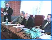 ></p><p class=c_tn>Вчера в Палехе открылся первый в ивановской области  дискуссионный клуб. Участники встречи обсудили проблемы возрождения туристического бизнеса в нашем регионе. Устоявшееся мнение в мозгу обывателя. Ивановская область - это исключительно текстильный край. Родина разноцветного ситца и страна текстильных фабрик. Самая распространенная женская профессия - ткачиха. Самый популярный ВУЗ - текстильный. И в чем-то эта точка зрения верна. Основной источник пополнения казны всегда давала легкая промышленность. Но, ведь есть и другой, причем, практически не используемый источник доходов.  Туристический бизнес - на сегодняшний день стал, пожалуй, одной из самых быстро приносящих прибылей, отраслью. Да и вложения в него минимальны. Благо, все возможности для развития туризма у нас есть. Отсюда и вполне объяснимое внимание областных властей к этой отрасли. Один только факт. Наша область занимает четвертое место в России по количеству  историко-культурных мест. Причем, большинство из них сохранились в своем первозданном виде.  Ибо на территории области военные действия не велись. А бесконечное число музеев? Мы по праву можем гордится уникальным музеем ситца в Иванове. Кстати, единственным, в своем роде, во всей России. А малые города, входящие в Золотое Кольцо,  сохранившие свою чистоту, мудрость и одновременно какую-то детскую непосредственность. Бесспорно,  историко-культурный потенциал наших мест огромен. При грамотном подходе, при внимании к туристическому бизнесу со стороны властей, потенциал этот может быть реализован очень быстро. И развивать его, в первую очередь, нужно в тех районах, в которых не достаточно хорошо развита промышленность. Осознавая это, сегодня областные власти  всячески способствуют развитию туристического бизнеса в регионе. В ближайших планах строительство гостиниц, дорог и  коммуникаций, организация цивилизованных мест отдыха. И тогда может быть Ивановский край будет известен не только как текстильный, но и как знаменитый туристический центр.</p>
	
		<div class=