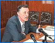 ></p><p class=c_tn>Сегодня вице-мэр Иванова Сергей Бразер в очередной раз рассказал журналистам о ситуации с энергоснабжением областного центра. С 8 ноября принудительные отключения прекращены. Но если текущие платежи не будут перечислены на счета Ивэнерго, ограничения возобновятся с 12 числа. 6 ноября после общения с возмущенными отключениями жительницами Суховки, вице-губернатор Канаев собрал совещание. Как рассказал Сергей Бразер, в нем приняли участие все заместители Владимира Тихонова, областной прокурор, директор Ивгорэлектросети, директор Ивэнерго и верхушка муниципалитета. Результат - снятие электроограничений в Иванове до 12 ноября включительно. До этого срока Ивгорэлектросеть должна заплатить Ивэнерго около 10 миллионов рублей. Долг по текущим платежам вызван не только недобросовестностью населения. По соглашению между горадминистрацией и Ивэнерго платежи должны проходить до 5 числа каждого месяца. А квитанцию за свет в сберкассу можно нести до 10. Но даже если ивановцы как один понесут деньги и пометят в квитанциях реальные показания счетчиков, долг покрыть все равно не удастся.</p><p class=c_tn>Между тем, хотя глава Ивэнерго и требует стопроцентной оплаты текущего потребления, отключения могут быть приостановлены под гарантии городской и областной администрации, если большая часть оплаты будет произведена до 12 ноября. Для чиновников мэрии это вопрос престижа, от решения которого зависит доверие электората.  </p><p class=c_tn>У принудительных отключений есть еще одна сторона - юридическая. Сергей Бразер говорит, что гражданский кодекс, судебные органы, и, наконец, Конституция страны - на стороне тех горожан, которые платят за свет. Тем более что участились случаи реального ущерба из-за отсутствия света: кто-то ошпарился в темноте, кто-то тяжесть на ногу уронил и т.д. Что делать в таких случаях подсказывает Дмитрий Староверов, заместитель начальника Антимонопольного управления по Ивановской области: «Те, кого отключают, и те, кто платит, они могут обратиться к судебному приставу города Иваново, дальше все просто - определение морального ущерба, выплата сумм, и все».</p><p class=c_tn>Однако территориальное антимонопольное управление призвано защищать не только обиженного потребителя, но и производителя, в данном случае - АО Ивэнерго. Если судебные решения о взыскании штрафов и выплаты морального ущерба превысят возможности компании, ей грозит финансовая смерть.</p><p class=c_tn>Реальный выход большинство причастных к отключениям чиновников видит в налаживании сбытовой работы Ивгорэлектросети. Только когда каждый будет платить за себя, страдать за отсутствие совести у соседа не придется. </p>
	
		<div class=