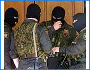 ></p><p class=c_tn>В городской администрации прошло очередное заседание общественного Совета. Его представители обсуждали проблемы охраны порядка и общественной безопасности. Встреча проводилась уже под конец рабочего дня. На этот раз члены Совета пригласили на заседание начальника милиции общественной безопасности и заместителя начальника межрайонного отдела по борьбе с правонарушениями на потребительском рынке. Представители Совета решили узнать, а как же все-таки ивановская милиция следит за охраной общественного порядка в городе. Выяснилось, что очень даже неплохо. Поскольку уровень уличной преступности в этом году на 19% ниже, чем в прошлом. А именно по этому показателю оценивается работа всей милиции в целом. С другой стороны, число преступлений, за 10 месяцев их совершено около 1000, могло быть намного меньше. Это признают и сами стражи порядка. Но сделать ничего не могут по двум причинам. Профессия милиционера сейчас уже не пользуется популярностью - в результате патрульно-постовой службе не хватает людей для того, чтобы контролировать весь город. Отряды ППС курируют лишь 40 % улиц Иванова. Кроме того, в течение дня существует довольно большой временной период, когда на улицах нет вообще ни одного сотрудника ППС. Похожая ситуация сложилась и с участковыми. Жалобы жителей на то, что своих участковых они и днем с огнем не могут найти, вполне оправданы. Так как в некоторых районах этих стражей порядка просто нет. Еще одна причина малой эффективности работы городской милиции - недостаточное финансирование. Денег не хватает даже на приобретение канцтоваров, не говоря уж о ремонте помещений, автомобилей или покупке оргтехники. Здесь общественный Совет милиции не помощник, а вот что касается кадров, инициативные советники предложили вернуться к практике народных дружин.  Это предложение будет вынесено в законодательное собрание области, а те в свою очередь должны обратиться к депутатам Госдумы с просьбой о принятии федерального закона. Пока его нет - не будет и дружинников. А значит вероятность появления в Иванове народной милиции в ближайшие годы весьма мала.</p>
	
		<div class=
