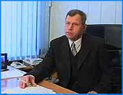 ></p><p class=c_tn>Cегодня заместители глав городов и районов подводили итоги социально-экономическиго развития области за 9 месяцев. На заседании было подчеркнуто, что главной причиной спада объемов производства почти во всех отраслях промышленности является недостаток рабочей силы. Сейчас на уровне областных структур разрабатывается специальная программа по подготовке кадров. Открыл сегодняшнее заседание начальник областного управления экономики и прогнозирования Владимир Соков. В своем выступлении перед главами городов и районов он рассказал об итогах социально-экономическом развития нашего региона. Если верить представленным цифрам, то за 9 месяцев в Ивановской области наблюдается тенденция роста промышленного производства. По сравнению с тем же периодом прошлого года ее выпуск увеличился почти на 112%, в ценовом эквиваленте это 13 миллиардов рублей. Лидеры - топливная, химическая и легкая промышленность. В 5 отраслях промышленности  за истекший период произошло снижение объемов производства. В частности, в электроэнергетике, мукомольной и черной металлургии. Главным препятствием развития отраслей является недостаток рабочей силы. Сейчас на уровне областной администрации разрабатывается программа по подготовке кадров, но и она сразу проблему не решит.           </p><p class=c_tn>Еще одна причина сложившейся безрадостной ситуации, по словам Владимира Сокова, в недостатке оборотных средств и изношенности промышленного оборудования. Единственный путь выхода из кризиса - привлечение зарубежных инвестиций. И уже сегодня у областной администрации в этом плане есть конкретные наработки. «Мы прорабатываем вопросы по автотезе, на предмет совместного производства с немцами, по автоагрегату по поставке комплектующих изделий для производства Форда в Ленинградскую область», - сообщил Владимир Соков. </p><p class=c_tn>Как выяснилось, перспективы у нашей области все-таки есть. При помощи заграничных инвестиций наша промышленность сможет увеличить объемы производства и модернизировать старое оборудование на предприятиях области. </p>
	
		<div class=