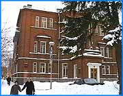 ></p><p class=c_tn>В Законодательном собрании прошло очередное заседание комитета по бюджету финансовой и налоговой политике. И в очередной раз обсуждение областных доходов не обошлось без жаркой дискуссии. </p><p class=c_tn>В повестке дня было заявлено более дюжины вопросов, начиная с обсуждения закона о налоговых льготах спортсменам и заканчивая туманным пунктом «Разное». На рассмотрение большинства параграфов депутатам хватило и пары минут. Парламентарии явно копили силы на обсуждение двух главных вопросов: областного бюджета на 2002 год и изменений в Законе о налоге с продаж. Последний и вызвал самые жаркие дискуссии законотворцев. Областное финуправление предложило повысить ставку налога с 4 % до 5. Один  из главных аргументов – грядущее повышение зарплаты бюджетников. Оно обойдется губернии в 900 миллионов. Не удивительно, что областные финансисты  стараются любыми путями увеличить доходную часть бюджета. Бюджет на 2002 год собственно и разрабатывался уже с учетом повышенной ставки налога с продаж. Предложение областного финуправления немедленно вызвало самую бурную реакцию законотворцев, большая часть из которых, как известно, промышленники. По их мнению, повышение ставки налога ударит в первую очередь именно по промышленным предприятиям. </p><p class=c_tn>В очередной раз финуправление обвинили в незнании элементарных экономических законов. В очередной раз помянули многострадальную кривую легендарного Лафера. Да еще и припомнили итальянцев, верных своему налоговому кодексу с 42 года.</p><p class=c_tn>Представители областной администрации попытались воззвать к милосердию парламентариев. Предложили направить прибавленный процент на выплату детских пособий. И навлекли на свои головы еще больший гнев разбушевавшихся законотворцев. </p><p class=c_tn>Депутаты почти единодушно проголосовали против повышения ставки налога с продаж. Областному финуправлению теперь придется искать иные источники возврата детских пособий и повышения зарплаты учителям и врачам. </p>
	
		<div class=