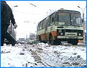 ></p><p class=c_tn>В течение двух последних дней почти 50 многоквартирных домов в районе  улицы Куконковых были отключены от теплового снабжения. Кроме этого  без тепла оставались детский сад и третья городская больница. Причиной отсутствия горячей воды и отопления стало незаконное подключение к тепловой сети мойщиков  автомобилей  на улице Куконковых. В последние годы с началом отопительного сезона аварийные бригады «Ивгортеплосети» каждую неделю выезжают на улицу Куконковых. Рабочие заваривают отверстия в трубах теплотрассы, закрывают швеллерами и плитами люки в тепловых камерах. Таких камер здесь около 20. Около каждой незаконная мойка. На всех свои владельцы. Отверстия сверлят их работники, те,  кто моет машины. В день они зарабатывают от 2 до 5 тысяч рублей.</p><p class=c_tn>Два последних дня рабочие «Ивгортеплосети» работали на трассе. Вчера заваривали отверстия, закрывали люки, некоторые засыпали землей. Сегодня ночью мойщики часть люков уже раскопали и пытались снова подключиться к трубе.</p><p class=c_tn>Все время пока идет незаконное подключение к трубопроводу руководство «Ивгортеплосети» обращается к административным органам и силовым структурам с просьбой навести порядок. Предлагали даже разработать проект по организации законных автомоечных станций, со специальными счетчиками и соблюдениями всех экологических норм.</p><p class=c_tn>В то, что на ул. Куконковых порядок будет, ни рабочие, ни руководство «Ивгортеплосети» уже не верят. Аварийная работа здесь стала привычной. Но все говорят, что самое страшное еще может произойти. И тогда административным органам и силовым структурам придется ликвидировать ЧП. Ситуация грозит прорывом на трубопроводе в сильные морозы и тогда все дома и больница и детские сады останутся как минимум на два дня без отопления и тогда будет ЧП.</p><p class=c_tn>Сегодня в 14:36 горячая вода пошла по трубам. Надолго ли, никто не знает.</p>
	
		<div class=