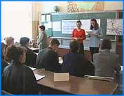 ></p><p class=c_tn>Депутаты областного законодательного собрания продолжают готовиться к принятию самого важного документа - бюджета Ивановского региона. Комитет по труду и социальной политике посвятил этому вопросу большую часть своего заседания. Наибольшие споры вызвали бюджетные расходы на зарплату педагогов. </p><p class=c_tn>Общая концепция бюджета уже ясна. Он будет напряженным, но бездефицитным. Вычисления областного финуправления предрекают, что при наиболее оптимистическом исполнении бюджета даже возможен 2%-ный профицит. Финансовому оптимизму сильно мешает придуманный в Москве подъем зарплаты бюджетников. Большую часть надбавок регионам придется искать самим. А это около 700 миллионов рублей. Крупнейший кусок бюджетного пирога планируется отдать образованию - 20 %. Педагогические деньги и вызвали самые агрессивные споры депутатов и представителя финуправления. Москва хочет увеличивать только тарифную часть зарплаты, а различные доплаты отдать на откуп регионов. Надбавки составляют немалую часть от зарплаты учителей, несмотря на то, что экс-губернатор Тихомиров счел их не очень существенными. Судя по тому, что мы узнали в 58-й ивановской школе, финансово-педагогическая реальность отличается от мнения Владислава Тихомирова.</p><p class=c_tn>Пятьдесят восьмая школа - самая обычная. Учительница физики Марина Александровна Снегирева, среди прочего, выделяется зарплатой. Она получает 1600 рублей в месяц. Это больше директорской зарплаты. Сумма складывается из полуторной ставки, надбавки за высшую категорию, оплаты классного руководства, заведования кабинетом и руководства методобъединением. В результате почти половину ее зарплаты составляет  надтарифная часть. Она могла бы быть еще больше, но физикам, в отличие от гуманитариев,  не положена надбавка за проверку тетрадей. </p><p class=c_tn>В школе не хватает учителей иностранного языка, географии и биологии. Новичкам из ВУЗов можно рассчитывать здесь только на 300 рублей. Марина Александровна тоже не может назвать день получки праздником.</p><p class=c_tn>Марина Александровна говорит, что учительский долг и ответственность перед детьми не позволят педагогам бастовать или как-то еще протестовать против социальной несправедливости. Эту функцию обещал взять на себя профсоюзный лидер учителей – Надежда Москалёва.</p><p class=c_tn>Вероятнее всего, это не пустые слова. В 1997 году уже была попытка лишить учителей надбавок за классное руководство и проверку тетрадей. Во многом благодаря коллективным действиям учителей ее удалось пресечь. Пока ни депутаты, ни исполнительная власть области не могут дать четкого ответа на вопрос, что будет с учительскими надбавками. Решение этой проблемы зависит от федерального центра. До повышения тарифной части осталось две недели и, видимо, это решение станет известно в ближайшие дни.</p>
	
		<div class=