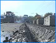 ></p><p class=c_tn>Сегодня в Иванове после полугодового перерыва вновь открылся проезд по улице Громобоя. После капитального ремонта в районе ночного клуба Таганка  торжественно открылся мост через реку Уводь. Впервые в истории мостостроения Ивановской области были использованы новые технологии. На этот раз представители городской администрации решили не обращаться к московским умельцам, а выполнить восстановительные работы силами местных дорожников. Причины понятны: со своих и спросить можно строже, и ремонт обойдется дешевле. Окончание капитального строительства первоначально запланировали на конец октября, но погодные условия несколько отодвинули сроки. И вот сегодня мост наконец-то был открыт. Без излишней помпезности. Без шампанского и традиционного разрезания ленты. Тут же на капоте одной из чиновничьих Волг первые лица города торжественно подписали с подрядчиками акт приемки работ. </p><p class=c_tn>Затем состоялось торжественная обкатка моста. Картеж белых машин администрации проехал по новой дороге. По словам строителей, впервые в области при реконструкции этого моста были использованы специальные модифицированные битумы, которые прослужат не менее 10 лет. </p><p class=c_tn>Ремонт моста проводился в течение 6 месяцев и обошелся в 3 миллиона рублей. Для сравнения: на восстановление Соковского моста, который ремонтировали московские строители, было потрачено около 10 миллионов. Муниципальные власти намерены в будущем году продолжить реконструкцию городских мостов. Но каких именно чиновники пока не уточнили.</p>
	
		<div class=