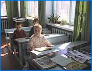 ></p><p class=c_tn>Cегодня в областном управлении социальной защиты населения обсуждались проблемы социально-неблагополучных семей. На 1 октября текущего года, по данным отделов городов Шуи, Кохмы и Лежнева, на учете в этих районах состоит около 7 тысяч семей группы риска, в которых воспитывается более 10 тысяч несовершеннолетних детей. В последнее время в области наблюдается рост  количества неблагополучных семей. Пьянство, жестокое обращение с детьми часто приводят к лишению родительских прав. А это зачастую только осложняет положение. Все больше подростков начинают употреблять алкоголь и наркотики. Растет число преступлений, совершенных несовершеннолетними.  Судя  по статистике, в нынешнем году по числу подростковых  преступлений печальное лидерство держат Лежневский район и Кохма. Работники отделов соцзащиты области совместно со службами местных администраций пытаются изменить сложившуюся ситуацию. Соцработники стараются чаще встречаться с ребятами из неблагополучных семей. Совместными усилиями пытаются повлиять и на  социально-психологический климат в таких семьях. По данным областного управления соцзащиты в текущем году социальные работники побывали почти в 2 тысячах  семей  в Шуе, Кохме и Лежневском районе. Им была оказана материальная помощь деньгами, вещами и продуктами питания. На сумму более 300 тысяч рублей. Впрочем, на заседании так и не уточнили, насколько целевой оказалась такая помощь и что с ней сделали родители-пьяницы.  Участники коллегии отметили   несовершенство законодательной базы. Например, очень длительна процедура лишения родительских прав. Указали и на неэффективность деятельность комиссий по делам несовершеннолетних в работе с подростками. А главная трудность - отсутствие финансирования целевой программы по профилактике детской безнадзорности. В заключение было принято решение проводить систематические выездные заседания. По возможности активизировать методическую и консультативную помощь в районах со сложной криминогенной ситуацией. Но насколько эти меры будут эффективными покажет время. </p>
	
		<div class=