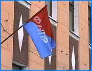 ></p><p class=c_tn>Сегодня в здании областной федерации профсоюзов состоялась пресс-конференция участников 4 съезда Федерации независимых профсоюзов России. Съезд прошел в Москве с 28 по 30 ноября. Сегодня пятеро из девяти участников ивановской делегации рассказали об итогах поездки. Спектр обсуждаемых на съезде вопросов был очень широк - от проблем массовой безработицы до равенства прав и возможностей мужчин и женщин. Но основной упор лидеры местного профдвижения сделали на двух моментах съезда. Первый - это выборы нового главы ФНПР. Им стал действующий председатель Михаил Шмаков, который, набрав более 87 % голосов, легко победил своего соперника, депутата Госдумы, Анатолия Чекиса. Второй, еще более актуальный, это развитие системы социальной защиты людей и вопрос об отмене единого социального налога, который повлек за собой уменьшение отчислений в фонд социального страхования. Уже сейчас сокращение отчислений имеют, по словам профсоюзов, неблагоприятные последствия. Вот что сообщил Александр Мирской: «В этом году были резко уменьшены выделения на санаторно-курортный отдых - раз, на детскую летнюю оздоровительную компанию - два, на детские и спортивные школы – три». Но и это еще не все. Очевидно, что к Новому, 2002 году дети всей России не получат традиционных новогодних подарков. По словам вице-премьера Валентины Матвиенко, вопрос о подарках стоит или-или: или выделить средства на то, чтобы порадовать ребят, или почти на четверть сократить финансирование следующей летней оздоровительной кампании. Александр Мирской считает этот факт вопиющим.  </p><p class=c_tn>На съезде профсоюзы единодушно высказались за отмену единого социального налога. Делегаты съезда направили обращение к правительству России с требованием в экстренном порядке решить вопрос о выделении денег на новогодние подарки за счет средств социального страхования. Правительство же считает, что деньги на подарки должны выделять сами предприятия. </p><p class=c_tn>Надежды на успех профсоюзы не теряют. Участники пресс-конференции заявили, что правительство положительно настроено по отношению к профсоюзам, а значит, есть шанс, что оно прислушается к их мнению. А у российских ребят есть такой же шанс получить свои подарки в 2003 тысячи году. </p><p class=c_tn></p><p class=c_tn></p><p class=c_tn></p><p class=c_tn>  </p><p class=c_tn></p><p class=c_tn></p>
	
		<div class=