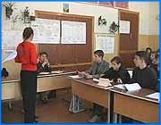 ></p><p class=c_tn>Сегодня Шуйская специальная общеобразовательная школа-интернат для детей с нарушением слуха отметила свой столетний юбилей. В области это единственный интернат, где обучаются дети, у которых полностью отсутствует слух. История школы необычна. Основана она была в селе Немда Макарьевского уезда Костромской губернии по инициативе крестьянина Балабанова, у которого был глухонемой сын. За годы своего существования школа сменила несколько адресов, располагалась в Юрьевце, Иваново-Вознесенске, а с 1923 года - в Шуе. Первоначально в ней должно было учиться 12 человек. </p><p class=c_tn>Сейчас в ней 83 ученика в возрасте от 7 до 17 лет. Подготовка ребят ведется по полной школьной программе, с добавлением специальных предметов. 11 лет, проведенных здесь, равны 9 годам обучения в обычной школе. С детьми работают 46 педагогов, из них 16 дефектологов. Ведь основная задача здесь - научить детей говорить.</p><p class=c_tn>В честь столетнего юбилея интерната ребята подготовили концерт. На него пришли бывшие и нынешние ученики и педагоги, приехали гости из областной администрации, управления образования и других учреждений. Песни, танцы, чтение стихов, миниатюры, талантливо исполненные юными артистами, понравились всем без исключения. На праздник, тем более день рождения принято дарить подарки. В честь юбилея областная администрации подарила школе компьютер. Этого события ждали в школе давно и очень ему рады, поскольку этот компьютер в школе - первый.  Не хватает также слуховых аппаратов для коллективного пользования. В их покупке школа рассчитывает на помощь спонсоров.</p>
	
		<div class=