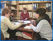 ></p><p class=c_tn>Сегодня в областном Законодательном Собрании под председательством депутата Натальи Ковалевой состоялось очередное заседание комитета по образованию. Участники встречи обсудили программу развития образования Ивановской области до 2005 года. Наметили основные пути развития детского дошкольного воспитания. Не секрет, в Ивановской области острая проблема с финансированием системы образования стоит давно. Идет резкая тенденция снижения социального положения и ухудшение здоровья детей. Как показали последние итоги медицинских осмотров, в Иванове нормальное здоровье имеют только 30 % школьников. По области эти цифры значительно ниже. Наблюдается увеличение числа детей-сирот. Рост детской беспризорности.  Растет и преступность среди молодежи. Одна из главных причин такой ситуации, по мнению участников сегодняшней дискуссии в Законодательном собрании, в неудовлетворительном кадровом обеспечении общеобразовательных учреждений. В тенденции старения педагогического состава учителей и воспитателей. В результате законотворцы пришли к выводу о необходимости принять отдельную программу развития образования в Ивановской области. Она будет рассчитана на срок до 2005 года, и благодаря ей, по мнению разработчиков, в области должен произойти переход к устойчивому развитию региональной системы образования. Областная программа будет принята в рамках Закона Российской Федерации об образовании. Ее авторы рассчитывают, в первую очередь, на дополнительную финансовую помощь из федерального бюджета на целевое финансирование развития детских дошкольных учреждений, общеобразовательных школ и техникумов, ВУЗов и профтехучилищ.</p><p class=c_tn></p>
	
		<div class=