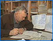 ></p><p class=c_tn>Круглый стол по теме Гендерные стереотипы в социокультурных процессах средних городов Россиии прошел в Ивановском госуниверситете. Ученые из трех Российских областей обсуждали социальные роли мужчин и женщин в современном обществе.</p><p class=c_tn> В круглом столе приняли участи специалисты из Иванова, Ярославля и Комсомольска-на-Амуре. По данным социологов, различие социальных ролей мужчин и женщин не сглаживается, но, напротив, фиксируется вековыми стереотипами поведения. Органы власти, суд и средства массовой информации смотрят на мир мужскими глазами. Они формируют разные социальные ожидания мужчин и женщин. Даже авторы учебников для начальной школы бессознательно навязывают неравноправные жизненные роли новым поколениям мужчин и женщин. В органах исполнительной власти сегодня около 1 % женщин, в законодательной сфере ситуация не намного лучше.</p><p class=c_tn>Ивановский университет, приказом министра образования, определен как  головной вуз по гендерным исследованиям в следующем году. Ивановские специалисты получили недавно грант канадского посольства по введению учебных курсов, которые будут закладываться новые основы межполовых отношений в обществе. Однако перестройка сознания идет – дело нескорое. И сегодняшнюю Россию по степени патриархальности в отношениях мужчин и женщин ученые склонны сравнивать скорее с Ираком, чем с Европой. </p>
	
		<div class=