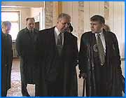 ></p><p class=c_tn>В конце прошлой неделе губернатор Владимир Тихонов и спикер Законодательного собрания Владимир Гришин приняли участие в заседании Совета Центрального Федерального округа. На нем обсуждались итоги экономического развития регионов в текущем году. В своем докладе перед членами Совета губернатор Владимир Тихонов обратил особое внимание на тот факт, что к Ивановской области пора относиться не только как к депрессивному региону. В этом году у нас отмечен  серьезный рост в машиностроении и металлообработке, в текстильной, пищевой, полиграфической, химической и других отраслях промышленности. Объемы сельскохозяйственной продукции в среднем остались на прежнем уровне, несмотря на неблагоприятные погодные условия минувшим летом. Областному руководству удалось закупить топливо на текущий отопительный сезон по минимальным ценам. Спроектировать, заказать и смонтировать около 10 новых котельных в поселках области. В течение года велась активная работа по возвращению бюджетных средств, которые были незаконно переведены руководителями отдельных предприятий в дочерние АО и другие фирмы-однодневки. Ивановский губернатор особо отметил, что в течение 9 месяцев был прослежен путь увода в тень активов. «Либо вы каждый квартал увеличиваете поступления налогов на 15%, пока не доведете до того, что требуется по закону, либо мы вынуждены, применяя действующее законодательство, лишать вас ваших предприятий через соответствующие процедуры», - сообщил Тихонов.</p><p class=c_tn>Председатель Совета Центрального Федерального округа Егор Строев в конце заседания подвел итоги и обозначил основные проблемы регионов, которые придется решать уже в будущем году. Это – повышение зарплаты бюджетникам, реформа коммунального хозяйства, перевод системы профтехобразования на региональные бюджеты, содержание детских учреждений и тюрем. Со своей стороны Георгий Полтавченко заверил, что все предложения будут тщательно рассматриваться, а по всем основным вопросам будут выработаны общие подходы, которые и должны способствовать дальнейшему развитию регионов по всей России. Тенденции же развития нашей области были отмечены особо: «Положительные сдвиги есть, это главное. Мы сегодня как раз говорили на заседании Совета, Владимир Ильич докладывал о тех результатах, которые область добилась, есть положительный сдвиг».</p><p class=c_tn></p>
	
		<div class=