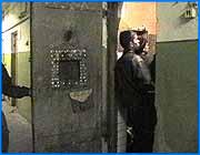 ></p><p class=c_tn>В Управлении исполнения наказаний по Ивановской области прошла встреча с журналистами. Обсуждали несколько тем.</p><p class=c_tn>Полученный Управлением грант на создание реабилитационного центра для освобождающихся женщин, начавшуюся амнистию отбывающих наказание женщин и получивших условные сроки заключения несовершеннолетних. А также итоги работы Управления исполнения наказаний за год.</p><p class=c_tn>17 место среди всех российских регионов по общим показателям и 4 по инвестиционной политике. Подъем производства, улучшение питания осужденных, активное развитие отношений с внебюджетными организациями и федеральное финансирование в почти стопроцентном объеме. Правда пока нерешенной остается проблема переполнения колоний и следственных изоляторов. И еще две темы пресс-конференции: объявленная с 1 декабря амнистия осужденных женщин и несовершеннолетних и создание реабилитационного Центра. Со следующего года женщин выходящих на свободу будут готовить к этому событию заранее. Создается Центр на деньги гранта, который руководство Управления исполнения наказаний получило от одного из  благотворительных фондов. Первая часть в размере 8 тысяч долларов уже поступила. В начале следующего года планируется перевод еще около 10 тысяч и тогда Центр начнет работать в постоянном режиме.</p><p class=c_tn>Вторая и основная тема обсуждения - амнистия для женщин и несовершеннолетних. Она  действует с 1 декабря и продлится до 1 июня. За это время чуть более 700 женщин будут освобождены досрочно, и сроки заключения почти 1600 осужденных будет сокращены. Кроме этого амнистированы будут более восьмисот несовершеннолетних, приговоренных к условным срокам отбывания наказания. Это почти 100 % от общего числа осужденных подростков. Всего же под действие амнистии подпадают 2300 человек. И впервые в этом году любой амнистируемый сможет воспользоваться специальным пособием, где прописаны правила и условия  освобождения, а также все категории попадающие под амнистию. На первом этапе будут амнистированы те, кто попадает под досрочное освобождение. И только во вторую очередь, осужденные, которым сокращают срок отбывания наказания. Но по расчетам специалистов УИН в течение 4-5 месяцев все освободившиеся после амнистии места в колониях займут новые осужденные. </p>
	
		<div class=