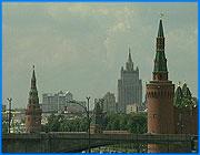 ></p><p class=c_tn>35 школьников ивановской области отправились сегодня в Москву на Кремлевскую новогоднюю елку. В составе группы - отличники, победители олимпиад, дети из малоимущих семей, сироты. Организационное собрание непосредственно перед отъездом проходило ранним утром в актовом зале Ивановоснабторга. Здесь улаживались последние формальности, давались напутственные советы. Родители, казалось, волновались даже больше, чем дети. Видно полусонные школьники еще не прочувствовали, какой сказочный новогодний подарок их ждет. На кремлевскую елку отправляются 35 ребят от 12 до 16 лет. Среди них нет ни одного ребенка из семей высокопоставленных чиновников, как подчеркивают сотрудники управления образования. Это школьники, отличившиеся в учебе и дети из детских домов и интернатов. В Москве ребята пробудут два дня, поскольку кремлевская елка состоится только завтра. На это время всех их разместят в гостинице Измайловская. Как сообщил начальник областного управления образования Виктор Лапшин: «Детей будут кормить, предусмотрена культурная программа. Кстати все расходы администрации президента. Но! администрация области тоже выделила на эти цели 10тыс. рублей». </p><p class=c_tn>На президентскую елку приглашены 5 тысяч школьников со всей России. Чтобы наши ребята не потерялись в суматохе, всем раздали специальные беджики. В Москву ребята отправились в 9 утра с площади Революции на автобусе, предоставленном  заводом Автокраны. В целях безопасности всю дорогу до Москвы и обратно ребят будет сопровождать экипаж дорожно-патрульной службы. </p><p class=c_tn></p>
	
		<div class=