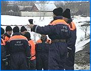 ></p><p class=c_tn>Сегодня российские спасатели отмечают свой профессиональный праздник. Он  был установлен указом Президента России шесть лет назад.  А 4 года назад  был создан Отряд Ивановских спасателей. И сегодня его бойцы принимали поздравления в свой адрес. Этих людей мы часто видим на телеэкранах, но мало знаем о том, каково это почти ежедневно встречаться с опасностью лицом к лицу. Только в этом году на различные операции ивановские спасатели выезжали более 1500 раз. Экстренную помощь получили 1600 горожан. Спасено 135 ивановцев. И это далеко не полное описание трудовых будней спасателей.  Сегодня по случаю праздника в Главном управлении МЧС по Ивановской области прошло собрание. Виновники торжества вспоминали о том, как четыре года назад создавался отряд спасателей. В его состав вошли 26 бойцов, способных оперативно реагировать на любые происшествия и чрезвычайные ситуации.</p><p class=c_tn>Сегодня рядовые бойцы отряда принимали поздравления от вышестоящего начальства. За достигнутые результаты всех без исключения наградили денежными премиями. Специально на эти цели руководство управления выделило около 50 тысяч. По поводу размера премиальных начальник главного управления ГО и ЧС остроумно заметил: «Одинаковых премий не бывает. Как конфеты. Одни бывают слаще, другие более кислые». </p><p class=c_tn>Cобравшимся были зачитаны поздравительные приказы от министерства МЧС  и руководства областной администрации. Отметили лучшие управления области. Первое место заняли шуяне. На втором – Вичугское управление. И третье место у ивановцев.</p><p class=c_tn> </p>
	
		<div class=