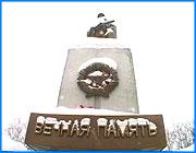></p><p class=c_tn>Сегодня утром состоялись траурный митинг и гражданская панихида по воинам, погибшим в Афганистане. Поводом для мероприятия стала очередная годовщина со дня ввода советских войск в эту республику. В 10:00 в сквере у областного суда у памятника  воинам, погибшим в Афганистане, собралось около 40 человек. В основном, это родители погибших солдат и офицеров, члены союза ветеранов Афганистана и  те, кто служил в горячих точках в последние годы. Произносились речи: матерей благодарят за сынов - героев, желают им здоровья и жизненной стойкости. Чуть позже, как дань погибшим - возложение алых гвоздик. Сразу после митинга все собравшиеся отправились на кладбище в местечко Балино, на гражданскую панихиду. Здесь  покоятся многие из воинов-интернационалистов и здесь же установлен памятник русскому солдату. Мужчины без головных уборов, женщины в трауре. Погибших перечисляли поименно. Точно так же во всех уголках Ивановской области скорбят в этот день о 68 солдатах и офицерах. О наших земляках, не вернувшихся с чужой земли, имя которой – Афганистан. </p><p class=c_tn></p><p class=c_tn></p><p class=c_tn></p><p class=c_tn></p>
	
		<div class=