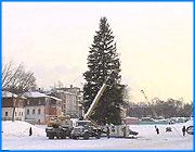 ></p><p class=c_tn>С сегодняшнего дня в Иванове проводится смотр-конкурс новогодних елок, установленных на площадках и улицах города. В течение недели специальное жюри будет выбирать самую красивую зеленую красавицу. </p><p class=c_tn>В давние времена ель считалась воплощением жизни, поэтому рубить ее просто не приходило в голову. Елки украшались там, где они росли - в лесу. Обычай наряжать на Новый год елку пришел к нам из Германии. Было это в 16 веке. В России празднично украшенную зеленую красавицу впервые увидели в Петербурге несколько столетий спустя. А до этого времени русские украшали свои дома сосновыми, еловыми и можжевеловыми ветвями. </p><p class=c_tn>Сейчас только на улицах Иванова стоит около 30 елок, большая часть которых наряжена и по вечерам переливается огнями. В течение недели специальное жюри будет выбирать из них лучшую. Контролирует смотр елок заместитель мэра Галина Година. Она же отвечает за проведение всех праздничных мероприятий.</p><p class=c_tn>Итоги конкурса будут подводиться на городском Рождественском балу 7 января. Критерии оценки - художественное и световое оформление елок, а также наличие новогоднего городка. Хотя ивановцы наверняка уже сделали свой выбор. Центральная елка на бульваре Кокуй всегда привлекает множество народа: и взрослых и детей.</p><p class=c_tn>У большинства елок в новогоднюю ночь будут проводиться праздничные гулянья - с танцами, песнями. На центральных площадях ивановцы смогут встретить и Деда Мороза со своей свитой. А дети уже сейчас облюбовали для игр площадки возле елок, благо заботливые взрослые построили здесь горки. Малыши всегда раньше всех чувствуют приближение праздника и раньше начинают к нему готовиться.    </p><p class=c_tn>Праздничные программы возле центральных елок в новогоднюю ночь начнутся в 00:30 ч. </p><p class=c_tn></p><p class=c_tn></p><p class=c_tn></p><p class=c_tn></p>
	
		<div class=