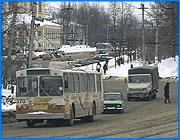 ></p><p class=c_tn>С 1 января на 50 копеек повысилась цена проезда в городском электро-транспорте. Отменен бесплатный проезд для пенсионеров. Напомним, этой льготой пожилые ивановцы пользовались с 1995 года, когда бывший мэр Вячеслав Круглов принял соответствующее решение. Решение повысить с 1 января стоимость проезда в городском общественном транспорте до 3,5 рублей было принято в середине декабря прошлого года. Как нам сегодня сообщил директор ТТУ Александр Полозов, на сегодняшний день себестоимость одного проезда в городском электротранспорте составляет 3 рубля 38 копеек. Это значит, что очередное повышение платы за проезд с лихвой окупает расходы транспортников. Даже с учетом грядущего увеличения цен на электроэнергию. </p><p class=c_tn>Почти одновременно главой города Александром Грошевым было подписано постановление об отмене бесплатного проезда для пенсионеров, не имеющих льгот по федеральным законам О ветеранах и Об инвалидах. Чтобы не обижать стариков, предполагается выплачивать им компенсацию в виде добавки к пенсии из расчета 100 рублей в месяц. Сами же выплаты будут производиться ежеквартально - по 300 рублей. Вот что сообщил Валерий Сотов: «Каждому пенсионеру будет выдаваться с получением пенсии. Если раньше это было из бюджета, ТТУ мы деньги компенсировали, то теперь пенсионер получит эти деньги лично и пусть он ездит себе на здоровье».</p><p class=c_tn>Сумма 100 рублей рассчитана  исходя из заключения московского проектно-технического бюро Мострансавто,  сделанного еще прошлой осенью. Среднее количество поездок пенсионера умножали на цену билета. Пожилые люди восприняли нововведение городской администрации довольно болезненно. «Мы не верим чиновникам. Мы уверены, нас в очередной раз обманут», - говорили пенсионеры.</p><p class=c_tn>Первые выплаты, по словам все тех же городских чиновников, начнутся только в апреле. Это значит, что до середины весны, около 15 тысяч пенсионеров будут вынуждены пользоваться общественным транспортом исключительно за свой счет. Льготный проезд в городском транспорте сохранится за многодетными матерями, почетными гражданами города и почетными донорами. Льготы будут отменены для работников бюджетной сферы и сотрудников городской СЭС. Добровольно отказаться от привилегий предложено и депутатам городской Думы. Последние с решением пока не определились</p><p class=c_tn></p><p class=c_tn></p><p class=c_tn></p>
	
		<div class=