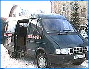 ></p><p class=c_tn>1 января работники Горьковского Автомобильного завода кроме нового года отмечали еще один праздник. Предприятию исполнилось 70 лет. </p><p class=c_tn>Город в городе - так иногда называют Горьковский автомобильный завод. Это связано не только с масштабами производства, но и с ролью, которую предприятие играет в жизни Нижнего Новгорода. Сегодня на автозаводе работает 100 тысяч нижегородцев. После кризиса оборонной промышленности ГАЗ вышел на первое место по сумме налогов в областной бюджет. За 70 лет работы конструкторская и дизайнерская мысль автозаводцев прошла путь от «полуторки» «ГАЗ АА» до представительского авто «Волга 3111» стоимостью от 141 000 рублей. Менять модельный ряд долго, дорого и сложно, поэтому основная тенденция  развития - модификация существующих моделей. С точки зрения маркетинга движение вперед идет по пути максимального учета потребностей покупателя. Например, последняя модель Соболя - ответ на запрос тех, кто может проводить дорогие экскурсии или хочет с комфортом выезжать на природу  (бар, кондиционер, соседнее с водительским кресло вращается). Обещают конструкторы учесть и нарекания к удобству газелевской двери, которая рассчитана скорее на левшей. Газель с дверями более удобной конструкции планируют запустить в серию в сентябре будущего года. Самые серьезные изменения произошли на заводе в последние 10 лет. Приход рынка изменил отношение к сбыту и качеству. Те, кто работает на автозаводе давно и имеет возможность сравнить, как было тогда и как стало сейчас. Переход к новому способу хозяйствования они только приветствуют.</p><p class=c_tn>   Сложнее стало с кадрами. Если, например, лет 35 назад отдел кадров ГАЗа рассматривал заявления в порядке очередности, то сейчас у руководства предприятия проблемы с набором молодежи. В Нижнем появилось множество мелких предприятий, работа на которых менее ответственна и не требует такой отдачи. Тем не менее, руководство ГАЗа не унывает, потому что знает: сейчас свободная рабочая сила в избытке есть в соседних регионах.</p><p class=c_tn>     Казалось бы, прямой связи между Горьковским автозаводом и Ивановской областью нет. На самом деле связь есть, и очень даже прямая:  Ивановский Химико-технологический Университет уже второй десяток лет поставляет кадры на ГАЗ.  В основном это выпускники по специальности «Технология лако-красочных покрытий». Работа на ГАЗе считается здесь престижной. Каждый год автозавод присылает в ВУЗ от двух до пяти заявок на лако-красочников. В настоящий момент лаками и красками на горьковском автозаводе заведуют около 50 ивановцев. Большинство из них не жалеют о том, что устроились работать на ГАЗ.</p><p class=c_tn>Правда, есть одно маленькое но: на ГАЗе сейчас по-новому стали относиться к полу претендента на рабочее место. Предпочтение отдается молодым людям.</p><p class=c_tn>Юных лако-красочниц предупреждают еще в ВУЗе, что шансов на ГАЗе у них мало. По словам руководителей кафедры лако-красочных технологий, пока отношения ВУЗа с Горьковским автозаводом неопределенны. Они связывают это со сменой собственника на ГАЗе. Правда, два месяца назад ситуация стала исправляться –  в феврале и июне в Нижний Новгород отправятся еще два ивановских студента.</p><p class=c_tn></p><p class=c_tn></p><p class=c_tn></p>
	
		<div class=