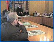 ></p><p class=c_tn>Сегодня в канун Рождественских праздников губернатор Владимир Тихонов провел традиционную встречу с руководителями ивановских религиозных конфессий. По данным Областного управления юстиции на сегодняшний день на территории нашей области действует 25 конфессий, включающих в себя около 300 религиозных объединений. Сегодняшнюю встречу с руководителями различных религиозных объединений губернатор Владимир Тихонов начал с отчета о проделанной работе. Губернатор, в частности, отметил, что в последнее время экономическая ситуация в области стала более стабильной благодаря усилиям не только чиновников, но и религиозных объединений. В последние годы связь между властью светской и властью религиозной стала особенно заметной. Если 10 лет назад на территории области насчитывалось всего около 5 конфессий, включающих в себя 50 объединений, то сегодня их численность выросла ровно в 5 раз. При этом губернатор весьма резко высказался о нежелании ряда религиозных объединений соблюдать новый федеральный закон О регистрации:  «Остальные либо прекратили свою деятельность, либо их деятельность придется прекратить. Потому, что они не хотят проходить перерегистрацию. Не хотят подчиняться тому Закону, который принят на федеральном уровне». </p><p class=c_tn>Продолжив беседу, Владимир Ильич перешел к мировым конфликтам. Выяснилось, что ивановский губернатор серьезно опасается выпадов со стороны исламских экстремистов. Или, точнее, их возможных последователей в нашем крае. </p><p class=c_tn>В заключение, губернатор выслушал поздравления с Новым годом и наступающим Рождеством. На встрече родилась идея создания межконфессионального совета при Администрации области. </p>
	
		<div class=