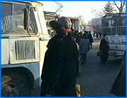 ></p><p class=c_tn>4 января Ивановское ПАТП № 1 повысило стоимость проезда в городских и пригородных автобусах. Стоимость билетов при проезде по городу приравнена к стоимости проезда в электротранспорте – 3 рубля 50 копеек. Прирост цены на пригородных маршрутах в зависимости от расстояния составил от 2 до 7 рублей. Особенно это повышение ударяет по жителям пригородов Иванова, которые работают в областном центре. </p><p class=c_tn>     Принцип ценообразования на пригородных маршрутах такой: все расстояние делится на маршрутные участки по 5 километров. До 04.01.02. за километр каждый пассажир платил 50 копеек, то есть, например, за проезд до Ново-Талиц (10 км - 2 тарифных участка) нужно было заплатить 5 рублей. Теперь пассажиро-километр оценивается в 70 копеек, и до Ново-Талиц можно доехать уже за 7 рублей. На следующий день после повышения ПАТПовские автобусы значительно опустели. Сегодня на повышение отреагировали владельцы частных автобусов: до тех же Ново-Талиц проезд в маршрутном такси стоит теперь 5 рублей, а не 4, как раньше. </p><p class=c_tn>   Похоже, дело идет к тому, что частные перевозчики на пригородных маршрутах станут монополистами: государственный перевозчик планирует часть пригородных автобусов перевести на городские маршруты. Пока эти планы находятся в стадии обсуждения.</p>
	
		<div class=