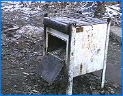 ></p><p class=c_tn>В субботу в Иванове  4  человека погибли, отравившись угарным газом. Это произошло в многоквартирном доме в районе Мебельного комбината. Предположительно, причиной беды стала неисправность газовой плиты. Все началось со звонка на Скорую. В тот момент, очевидно, все жильцы квартиры были еще  живы, хотя уже отравились угарным газом. Когда Скорая приехала, дверь никто не открыл. Соседи ничего сказать не могли. И только спустя три часа пришедший в эту квартиру родственник забил тревогу. Однако в живых реаниматологи уже никого не застали. Погибшие - мать с десятилетним ребенком  и двое их родственников - поселились здесь несколько лет назад. Соседи говорят, что при вселении в квартиру состояние газового оборудования должным образом никто не проверял. Жильцы говорят, что в последнее время домоуправление уже не проводит регулярных проверок газовых колонок, плит и труб. Пожилые ивановцы испытывают настоящую тоску по тем временам, когда коммунальные службы хоть как-то пытались справиться со своими обязанностями. </p><p class=c_tn>Только за прошлый год врачи Скорой зафиксировали 85 вызовов из-за отравления угарным газом. Они напоминают о наиболее характерных симптомах: головная боль давящего характера, которая как обручем стягивает голову, пульсация в висках, головокружение, тошнота. А сотрудники газовых служб  периодически проводят отключения тех квартир, где уже были зафиксированы грубые нарушения правил обращения с плитами, колонками и вытяжкой. </p><p class=c_tn></p><p class=c_tn></p><p class=c_tn></p><p class=c_tn></p><p class=c_tn></p>
	
		<div class=