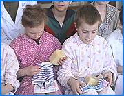 ></p><p class=c_tn>Сотрудники Ивановского городского комитета по молодежной политике и Центрального Универмага порадовали сегодня детей из городского реабилитационного Центра на ул. Энтузиастов. Одежда и сладости - с такими подарками пришли гости. Сейчас в центре 36 детей. Мало кто из них может вернуться домой. Они живут ожиданием перемен в своей судьбе: кто-то ожидает отправки в детский дом, некоторых хотят усыновить родственники. Эмоций в жизни большинства из этих детей хватало, и гости это отлично поняли. Без особых вступительных речей они представились, поздравили детей и вручили подарки - джинсы, кофточки и сладости. Дети радовались не только подаркам, но и самим гостям. Ответным жестом воспитанников был концерт. Короткий, но от души. После выступления, самых маленьких отправили на тихий час, но расставаться с подарками они не желали даже во сне. Тем, кто постарше, вечно модные джинсы и кофточки показались более актуальными, чем сладкий гостинец. Но стремление современно выглядеть все равно остается на втором плане. У каждого есть заветное желание – вернуться в семью.</p><p class=c_tn>Сотрудники центра считают, что могли бы помочь вернуть чувство собственного достоинства и веру в людей еще очень многим детям. Только вот центр такой в Иванове – единственный.</p><p class=c_tn></p>
	
		<div class=