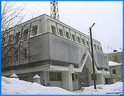 ></p><p class=c_tn>9 января наш город  посетили руководители государственных телерадиокомпаний центрального региона. Свой визит телевизионщики из Ярославля, Владимира и Костромы начали с посещения ивановской государственной телерадиокомпании, где подписали договор о создании межрегиональной информационной программы По Золотому Кольцу Руси. Это уже не первый визит руководителей государственных региональных телерадиокомпаний в нашу область. На это раз они приехали с конкретным предложением. В стенах Ивановской телерадиокомпании был подписан договор О создании межрегиональной информационной программы По золотому кольцу Руси. В новом проекте будут участвовать 7 областей центрального региона - Московская, Ярославская, Владимирская, Тверская, Вологодская. Главная цель проекта - возродить былую славу исторического центра России. По словам председателя телерадиокомпании Ярославия Сергея Якунина инициатива объединить информационное пространство этих регионов родилась еще в прошлом году у губернатора Ярославской области Анатолия Лисицына. В свет уже вышел первый номер газеты под названием По Золотому кольцу Руси. В ближайшем будущем выйдет и журнал с новостями семи регионов. На очереди совместная телевизионная программа о новостях российской глубинки. Также Сергей Якунин сообщил: «Центром, головной станцией избран Ярославль. Телекомпании, входящие в состав участников договора, будут присылать к определенному числу наиболее удачные сюжеты о значимых событиях, жизни рядовых людей». </p><p class=c_tn>По самым удачным темам будут готовиться телеверсии. После не очень сложной процедуры зрители сразу всех областей смогут увидеть готовые программы. Транслироваться они будут один раз в месяц примерно в одно и тоже время по местным государственным каналам. Главное требование – рассказывать о том, что будет актуально и интересно для любого зрителя центрального региона. При этом в отношениях с местной властью, по словам Сергея Якунина, журналистам придется проявлять известную гибкость.  </p><p class=c_tn>После того как документ был подписан, руководители региональных телекомпаний отправились к ивановскому губернатору. Владимира Тихонова интересовали в основном вопросы финансирования региональных станций. Как выяснилось, зарплата ивановских тележурналистов является одной из самых низких в Центральном регионе. Хватит ли ивановским журналистам энтузиазма для работы над новым проектом, покажет время. </p>
	
		<div class=