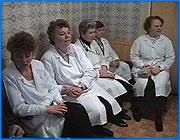 ></p><p class=c_tn>В большинстве бюджетных организаций ивановской области до сих пор не выплачена зарплата за декабрь. Работники бюджетной сферы не знают, в каком объеме и когда получат они заработанные деньги. Ситуация до сих пор остается неопределенной, несмотря на то, что постановление О повышении тарифных ставок Единой тарифной сетки правительство России выпустило еще в начале ноября прошлого года. Ивановская область - одна из немногих в стране, где в большинстве бухгалтерий бюджетных организаций нет документа, по которому высчитывается повышенная зарплата. Это связано с недостатком финансовых средств по области в целом. Декабрьский аванс учителя и медики области получили из расчета 142 % к тарифной части. Перспективу новой зарплаты профсоюзы обсуждали еще в конце года. Главную тревогу вызывали надбавки: за классное руководство, проверку тетрадей, заведование кабинетом. Сейчас ситуация прояснилась, хотя и не до конца. Облфинуправление планирует выплачивать педагогам тарифную часть согласно постановлению правительства - на 89 % выше. А вот надбавки будут зависеть от размера фонда оплаты труда в каждом районе области. Финансисты из областного управления образования говорят, что в разных учреждениях учителя будут получать одинаковые надбавки. Однако до сих пор неясен размер самого фонда оплаты труда педагогов, который зависит от Московских трансфертов. Документы, по которым бухгалтеры будут высчитывать зарплату бюджетникам, должны быть готовы к 25 января. То есть раньше этого срока учителя и воспитатели остатки  декабрьского заработка вряд ли увидят.</p><p class=c_tn>  Проще обстоят дела у медработников. Особенно в учреждениях, работающих по системе обязательного медицинского страхования. Работники  регионального медстраха планируют рассчитаться со своими медицинскими учреждениями 15 января. При этом повышающий коэффициент 1,89 коснется и окладов, и надбавок. Надбавки, кстати, составляют немалую часть зарплаты медиков.</p><p class=c_tn>   В областных медицинских учреждениях декабрьскую зарплату начали выдавать еще вчера. Сегодня радость пришла в областной госпиталь ветеранов войн. Правда, в ведомости не расписаны надбавки и тарифная часть. Бухгалтерия госпиталя своих секретов выдавать не стала. Как впрочем, и финансисты областной больницы. Но медсестер волнует не то, как рассчитывалась их новая зарплата. Финансовые хитрости волнуют бюджетников меньше всего. Медсестры боятся, как бы инфляция не съела все добавленные проценты. </p><p class=c_tn></p>
	
		<div class=