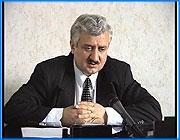 ></p><p class=c_tn>Мэр Александр Грошев сегодня на очередном заседании городского руководства выразил резкое недовольство работой управления по благоустройству города. По мнению мэра, муниципальные предприятия, ответственные за чистоту улиц, не успевают расчищать дороги и не справляются с задачей вывоза снега за пределы областного центра. Сразу после коллегии у мэра начальник управления по благоустройству города Сергей Мкртумян собрал экстренное совещание с руководителями предприятий, ответственных за чистоту улиц. В выступлении чиновника чувствовалась явная обида за нападки Главы города. За последние три месяца количество осадков превышало норму в 2,5 раза, а парк снегоуборочной техники не обновлялся 10 лет. Всего в Иванове построено около 7 миллионов квадратных метров дорог с асфальтовым покрытием, между тем средств у трех муниципальных предприятий, убирающих город, для таких объемов работ явно недостаточно. Сергей Мкртумян заметил: «На год денег выделяется на обслуживание всего 2,2 млн. квадратных метров дорог, сейчас городская администрация навязывает нам дополнительные объемы, но уже без финансирования,  кроме того, на такие площади нам просто не хватает техники».</p><p class=c_tn>Чтобы как- то исправить ситуацию, МУПы вынуждены закупать снегоуборочные машины за счет собственной прибыли, но средняя цена единицы подобной техники полмиллиона рублей. А предприятия и без того тратят огромные деньги на горючее и ремонт изношенного парка. Сегодня, по словам Сергея Мкртумяна, кроме его ведомства ответственность за чистоту города брать на себя никто не хочет, хотя несколько лет назад ситуация была иной: «На добровольной основе прилегающие дороги убирали директора крупных промышленных предприятий, теперь традиционная структура разрушена, и у нас выпадают 5 миллионов квадратных метров дорог».</p><p class=c_tn>Сейчас санитары города приводят в порядок только главные магистрали, но по наказу Александра Грошева придется найти дополнительные людские и технические резервы для очистки от снега и льда прилегающие к основным трассам улицы. Пока погода позволяет уборщикам перевести дух, но первый же снегопад вновь превратит ситуацию в катастрофическую.</p>
	
		<div class=