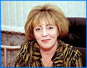 ></p><p class=c_tn>Новый год начался для городского управления образования с кадровых перемещений: его бывший начальник А. Стрижов (назначенный в свое время на этот пост прежним мэром В. Троеглазовым и сохраненный на нем нынешним главой города) неожиданно подал в отставку. Причины к тому были, насколько выяснилось, глубоко личные, не связанные с деятельностью мэрии. Наоборот, А. Грошев настолько не рассчитывал на подобный поворот событий, что был вынужден скоропостижно приискивать отбывшему в одну из ближайших областей А. Стрижову замену. Она нашлась в лице директора школы № 35 (в Иванове известной и почитаемой, особенно среди жителей районов Рабочего поселка, мебельного комбината и всего того края города) Т. Бугеро. Сама Тамара Николаевна согласилась прокомментировать происшедшее следующим образом: «Не сказать, чтобы я была совсем не готова к таким переменам, но в пожарном порядке… Тяжело, конечно. Но Александр Николаевич очень быстро уехал в Череповец; с чем это связано, не захотел ответить. Александр Васильевич предложил мне занять его должность, очень быстро пришлось принимать решение. За школу? Переживаю, конечно: 18 лет ей отдано».</p><p class=c_tn>Тамару Николаевну, насколько известно, очень хвалят и ученики, и родители. Дама она инициативная, энергичная и на работе, что называется, горящая. Так что вряд ли мэру придется пожалеть о решении, принятом на скорую руку: г-жу Бугеро можно считать для горуо приобретением, а для школы - потерей. Однако, заверила Тамара Николаевна, ее место в кресле директора займет заместитель по научной работе О. Минеева, которой бывшая (как, впрочем, и нынешняя) начальница вполне доверяет.</p><p class=c_tn></p><p class=c_tn>Мария АУГЕ</p><p class=c_tn>«Иваново-Вознесенск»</p>
	
		<div class=