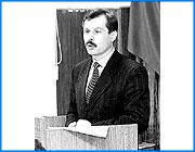 ></p><p class=c_tn>Сегодня депутаты городской думы провели свое первое в новом году пленарное заседание. Зимние каникулы, похоже, отрицательно повлияли на работоспособность законотворцев.  Главный финансист города Игорь Старкин долго объяснял депутатам думские полномочия в части управления собственностью. </p><p class=c_tn>Первое в этом году пленарное заседание городской Думы депутаты начали весьма вяло. Выступления народных избранников звучали настолько витиевато, что, похоже, сами депутаты не понимали своих коллег. Главное затруднение у законотворцев сегодня вызвала проблема разграничения собственности между городской Думой и администрацией. Суть вопроса попытался прояснить  главный финансист города Игорь Старкин. Объяснение получилось все в том же туманном стиле. «Заключение финансово-казначейского управления у Вас у всех есть. Вот берите последний абзац решения ивановской городской думы и первый абзац на следующей странице. Вот это, на мой взгляд, и есть толкование статьи 49 и п. 10. Только его надо оформить решением Думы. Вот позиция Думы, где уже все установлено» - объяснял собравшимся Игорь Старкин. </p><p class=c_tn>Помимо всего прочего, на заседании обсуждался и вопрос об отмене льготного проезда депутатам городской Думы. Думцы быстро согласились с отменой транспортных привилегий, но при этом нашли весьма хитрый выход из ситуации. Все чиновники, желающие бесплатно ездить в городском пассажирском транспорте, смогут написать заявление. Таким образом, депутаты в очередной раз воспользовались схемой «и волки сыты, и овцы целы». И в очередной раз подтвердили свою близость к народу и к его, народа, мудрости. </p>
	
		<div class=