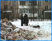></p><p class=c_tn>Наступившая среди зимних морозов оттепель, как выяснилось, радует не всех. Особенно из-за нее страдают жители дома 16 по ул. Тимирязева, а также жители трех домов-соседей. Уже второй месяц во дворе не вывозится мусор. Хотя случаи несвоевременной уборки мусора были и раньше, такой масштаб они приобрели впервые. Мусор из трех контейнеров образовал одну кучу, которая каждый день увеличивается. А по всей территории двора живописно разбросаны пластиковые бутылки, консервные банки, оберточная бумага и прочий хлам.</p><p class=c_tn>Наступившая оттепель не радует жителей по нескольким причинам. Во-первых, из-за запаха. Аромат, стоящий во дворе, можно не почувствовать только в противогазе. Во-вторых, из-за появления крыс, которые, почувствовав тепло, выбираются порезвиться на помойку. В-третьих, из-за мусороуборочной машины, которая не может по подтаявшей дороге проехать к контейнерам. </p><p class=c_tn>Расчищать дорогу - задача дворника. Но он для жителей является кем-то вроде человека-невидимки - ни его самого, ни результатов его работы жители не видят уже давно. </p><p class=c_tn>Жалобы жителей в ЖРУ №2 на антисанитарное состояние двора остались без внимания. Жители домов продолжают звонить в ЖРУ, опасаясь, что вскоре огромная помойка окажется рассадником опасных инфекционных заболеваний. А их разносчиками станут домашние животные - кошки и собаки. Доведенные до отчаяния жители уже звонили в санэпидемстанцию. Там обещали помочь в том случае, если звонки в ЖРУ так и останутся без ответа. </p>
	
		<div class=