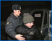 ></p><p class=c_tn>О проблеме безнадзорных детей чиновники говорят часто и даже разрабатывают специальные программы. Но об их эффективности, похоже, никто не задумывается. Мероприятия, разработанные в кабинете, и сухая статистика нередко противоречат реальной жизни. Каждые 2 года в Ивановской области принимается целевая программа Дети улицы. Благодаря мероприятиям по профилактике безнадзорности и правонарушений среди несовершеннолетних рост социального бедствия удается сдержать. В этом нас убеждает статистика: удалось стабилизировать рост подростковой преступности на 6 %. </p><p class=c_tn>Мы решили сами убедиться, как обстоят дела в нашем городе, и отправились в рейд с инспектором подразделения по делам несовершеннолетних Советского района Татьяной Кудряшовой и сотрудниками отдельного батальона милиции. Рейды по выявлению безнадзорных детей в ночное и вечернее время проводятся довольно часто. Но Советский район - спальный, и, по словам сотрудников милиции, большинство подростков уходят в центр. В границах района остаются лишь любители поиграть на автоматах на железнодорожном вокзале. Туда мы и отправились. Заметив подъезжающий милицейский УАЗик, подростки бросились в рассыпную, но скрыться удалось не всем. Однако, увидев телекамеру, подошли и остальные: бояться нечего, а развлечение обеспечено. По закону этих ребят нужно развезти по домам и сдать на руки родителям. Если дома никого не окажется, ребенок должен отправиться в центр социальной реабилитации, где его накормят и спать уложат. Отправились по первому адресу. Мальчишки продолжают веселиться - такие поездки для них не в новинку. И ребята, и инспектор друг друга знают хорошо. </p><p class=c_tn>Один из мальчиков, Сергей живет в коммунальной квартире вместе с мамой и братом. Младшая сестра в приюте. В отношении ее и брата Андрея мать лишена родительских прав. Заходим в квартиру. По словам инспектора, перед нами классический вариант домашнего уюта в подобных семьях.  Сережу оставляют здесь - в комнате, которую трудно назвать домом. Поскольку в центр социальной реабилитации везти бесполезно: он убежит оттуда следом за нами. Никто не сомневается, что и здесь он пробудет недолго. На очереди пятнадцатилетний Алексей. Друзья по улице зовут его Термит. Он сирота, живет попеременно у своих старших сестер. Хотя вот уже 2 года должен жить в приюте. Там его даже не разыскивают - все равно уйдет. Опекунство сестры не оформляют. А одна из них сама лишена родительских прав. И снова коммунальная квартира. И снова ребенка приходиться оставлять там, где ему вряд ли будет лучше, чем на улице. Да он и не останется.  </p><p class=c_tn>В машине остался лишь Андрей. Без друзей эта поездка его уже не веселит. Сотрудники милиции действуют по прежней схеме, но на этот раз их ждет сюрприз: дверь квартиры заколочена изнутри. Кому и зачем понадобилось заколачивать дверь, понять трудно. Но теперь ребенка не придется оставлять в очередном притоне - его сдают на руки бабушке. </p><p class=c_tn>В подъезде Андрея уже поджидают друзья. Среди них и Леша - Термит, которого менее получаса назад оставили в семье. Но вряд ли мальчишке удастся выйти. Бабушка у него, похоже, строгая.   </p><p class=c_tn>На этом рейд можно считать завершенным. Насколько он эффективен - судите сами. Пугаются таких встреч с милицией лишь ребята, попавшие в компанию случайно. Однако, виноваты в этом не сотрудники инспекции или служащие соцзащиты, а скорее те чиновники, которые заботятся о безнадзорных детях только на словах.</p>
	
		<div class=