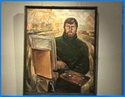></p><p class=c_tn>Сегодня в Плесе, в  Музее пейзажа открылась выставка ивановского живописца Бориса Мутовкина. Это художник среднего поколения, получивший известность в 80-х годах. Выставка намечалась еще на прошлый год. Помешала тяжелая болезнь художника. Автопортрет в байдарке выглядит сегодня как символ борьбы с жизненными напастями. Сам Борис Мутовкин приезжает в Плес каждый год и пишет пейзажи. В музее его знают. Несколько работ хранятся в фондах.  Во многих работах 70 – 80-х гг Борис Мутовкин обращался к современным темам и жизненным реалиям. Даже в натюрморте. Однако искусствоведы полагают, что художник следует традициям русской живописи, идущим  от Саврасова, Поленова и Левитана.</p><p class=c_tn>Несколько лет назад многие художники обратились к церкви. Борис Мутовкин сделал это по особенному. Он смотрит в глубины. В глубины моря и неба. Натюрморты с рыбой - это и следование линии, начатой лучшими художниками прошлого, и, вероятно, обращение к символике.</p><p class=c_tn>Выставка Бориса Мутовкина будет работать в плесском Музее пейзажа посреди зимы, и расцвечивать белое однообразие замерзшей реки и занесенных снегом холмов. </p>
	
		<div class=