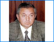 ></p><p class=c_tn>На минувшей неделе произошла смена власти на одном из крупных предприятий нашей области - спирткомбинате в поселке Петровский Гаврилово-Посадского района. Мощности предприятия находились в ведении государства, а непосредственную деятельность спирткомбината осуществляло ОАО «Петровский спирткомбинат» (директор – депутат Законодательного собрания Юрий Шишканов). Последнее время дела у предприятия шли плохо, спирткомбинат даже был лишен лицензии. Областная администрация нашла выход из этой ситуации – пригласила инвестора. Создано новое акционерное общество «Спиртзавод Петровский», генеральный директор Сергей Старшов. Учредителями АО стали областная администрация и компания «ОСТ-Алко», владеющая, в частности, известным заводом в Черноголовке. Причем контрольный пакет в обществе у инвестора. Сейчас происходит передача мощностей новому обществу: что-то станет собственностью «Спиртзавода Петровский», что-то будет сдано в аренду. Соответственно Шишканов сдает дела Старшову.</p><p class=c_tn>Надо сказать, что до сих пор областная администрация совсем не приветствовала раздвоения предприятия на несколько акционерных обществ, более того, это считалось преступлением, хотя и не наказуемым. Здесь – другой случай. Новые хозяева завода обещали, что предприятие заработает, будет платить налоги, а также назвали определенную сумму, которая будет вложена в развитие спирткомбината. И все же это – определенная сдача позиций. Областное руководство долго и упорно пыталось не допустить на наш рынок конкурентов «Шуйской водки» и Петровского завода. Теперь конкурент уже здесь, и я думаю, что на «Шуйской водке», при всем брезгливом отношении ее руководства к петровскому спирту, факту появления «черных головок» в области совсем не рады.</p><p class=c_tn>Кстати, Петровский спирткомбинат и его директора помянул недобрым словом на своей пресс-конференции и начальник УВД Геннадий Панин. Рассказывая о том, какую примерно долю рынка занимает «левый» спирт и «левая» водка, Геннадий Михайлович выдал следующую реплику: «Оценивают все по-разному. Когда плохо работают, так сразу говорят о «левой» водке. Вот и директор Петровского спиртзавода – спирт у него никто не покупает, потому что дорого, так он и орет, что весь рынок нелегальным спиртом занят».</p><p class=c_tn>Удастся ли новым хозяевам вытащить завод из ямы? Посмотрим. Они-то явно в убытке не останутся. А вот что будет с долгами прошлых лет (около 50 млн.), пока не уточняется. Надеюсь, что областная администрация об этой цифре не забывает.</p><p class=c_tn>Александр Горохов</p><p class=c_tn>«Иваново-Вознесенск»</p><p class=c_tn></p>
	
		<div class=