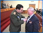 ></p><p class=c_tn>Сегодня в здании Законодательного собрания состоялся 9 Пленум Ивановского областного Совета РОСТО, посвященный 75-летию  союза ОСОАВИАХИМа - ДОСААФ-РОСТО. Кроме юбиляров в торжественном заседании приняли участие первые лица области и города Иванова. С отчетным докладом о проделанной работе Пленум открыл председатель Совета Российской оборонной спортивно-технической организации Владимир Мамцаж. Более 70 лет школа, в основном, готовит кадры для Вооруженных сил, занимается привлечением молодежи к участию в различных спартакиадах. Имея неплохую техническую базу, РОСТО проводит работу по развитию авиационных, технических и военно-прикладных видов спорта среди учащихся допризывного возраста.  В Иванове эта оборонная организация была создана в 1927 году. Спустя четверть века получила название ДОСААФ, а 10 лет назад стала называться РОСТО. На сегодняшний день в её рядах – 75 тысяч человек. Ивановская организация входит в пятерку лучших по России.  Заместитель губернатора и ответственный секретарь Николай Бровцин выразил надежду, что ивановская школа РОСТО и в дальнейшем будет школой мужества и патриотизма. От имени главы области вручил в подарок картину. В свою очередь, мэр Александр Грошев отметил, что самые желанные призывники сейчас для армии – это выходцы из РОСТО. Глава города выразил надежду, что такие специалисты всегда будут востребованы.</p><p class=c_tn>В заключение Пленума делегаты приняли решение провести областной месячник оборонно-массовой работы посвященный юбилейной дате. </p>
	
		<div class=