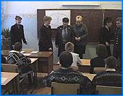></p><p class=c_tn>Каждый год в коррекционную школу-интернат № 45 приходят представители правоохранительных органов. Сегодня был как раз такой день. Поближе познакомиться со школой и ее обитателями, поговорить о преступлениях и наказаниях пришли  сотрудники Октябрьского РОВД и ГИБДД. </p><p class=c_tn>Цель директора интерната проста - познакомить поближе детей и милиционеров. Часть подопечных Нины Масленниковой довольно часто имеет дело с инспекцией по делам несовершеннолетних. Из 84 воспитанников часто общаются с инспекторами около 10 подростков. Майор Кривиков, который опекает интернат, знает причины правонарушений среди подростков. Одна из основных: многие попадают сюда в 12-13 лет, а это возраст, когда уличное  воспитание оказывается сильнее интернатского. «Дети уже подросли, привыкли жить в своих притонах, как обычно, бродяжничали, привыкли воровать, состоят на учете в милиции еще до помещения в этот интернат», - добавляет А.Кривиков.</p><p class=c_tn>Директор интерната говорит, что в последние два года ситуация стала улучшаться, хотя окна здесь пока заколочены. Но большинство детей предпочитает голодной жизни на улице чистоту и уют интерната. Кроме этого дома, у этих особенных детей нет места, где бы они получали такое внимание. Милицейская и педагогическая практика показывает, что те, кто покинул интернат ради уличной свободы, эту самую свободу теряют очень быстро. Как правило, дети, состоящие на учёте, после окончания 9 класса направляются в ПТУ. Но там они учиться не хотят, совершают преступления и оказываются на взрослой зоне.</p><p class=c_tn>По словам майора Кирикова, примерно 3/4 тех, кто попадает в детские колонии, повышает свою уголовную квалификацию и оказывается на взрослой зоне.  </p><p class=c_tn>Сегодняшние беседы с подростками как раз и направлены на то, чтобы старшеклассники адекватно восприняли связь между выбором и ответственностью за выбор. Воспитатели считают, что живое общение с настоящим милиционером полезнее прямых нравоучений. Только жалеют, что происходит это нечасто.</p><p class=c_tn>Милиционеры, похоже, прониклись интернатскими заботами, и убедились, что их помощь действительно необходима. Тем более, что воспитанники интерната устроили им маленькое представление. </p>
	
		<div class=