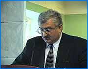 ></p><p class=c_tn>Мэр Иванова Александр Грошев подписал постановление О восстановительных работах на памятнике Героям фронта и тыла. Ответственность за исполнение возложена на городское управление по благоустройству. </p><p class=c_tn>Памятник подвергся нападениям малолетних вандалов в середине прошлого лета. Тогда преступники сорвали 9 литых бронзовых букв и разбили гранитные плиты. Остальные буквы, столь привлекательные для ценителей цветмета, городские службы просто сняли. К сожалению, малолетним преступникам удалось легко отделаться. Все они из малоимущих семей и возмещать ущерб не будут. За них это вынуждены делать другие. Вчера глава города принял официальный документ о восстановлении памятника Героям фронта и тыла. Заняться этим поручено ведомству Сергея Мкртумяна. Решено не только восстановить монумент, но и облагородить территорию вокруг. А чтобы история не повторилась - приняты дополнительные меры. Прежняя надпись будет высечена на граните. Решается вопрос и с приобретением дополнительных плит для восстановления декоративно-композиционной стенки. Кроме того, будут исправлены недочеты, допущенные еще при сооружении памятника. Восстановительные работы предусматривают гидроизоляцию и арматурные решетки для крепления плит. На все про все из городского бюджета выделено 350 тысяч рублей: 50 - на первый квартал, остальные - на второй. По словам Сергея Мкртумяна, работы по восстановлению начнутся уже в ближайшее время. Но рассказывать обо всем, что запланировано начальник управления благоустройства пока не стал.</p><p class=c_tn>Срок завершения работ - 5 мая. Подрядчиком, скорее всего, будет АО Ивановореставрация.</p><p class=c_tn></p>
	
		<div class=