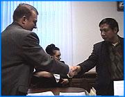 ></p><p class=c_tn>В Ивановский Государственный Университет прибыла очередная иностранная делегация. Преподаватели из Китайской народной республики приехали в наш город, чтобы заключить с ИвГУ договор о сотрудничестве. Гостей из КНР принимал в своем кабинете ректор ИвГУ Владимир Егоров. В составе делегации - представители управления образования и преподаватели города Шэньяна. </p><p class=c_tn>Предполагается, что уже этим летом группа российских студентов отправится на несколько недель в Китай. В свою очередь Иваново также будет принимать гостей. Выпускники школ и студенты будут жить в семьях, знакомиться с языком и культурой дружеской страны. Планируются также полугодовые обменные стажировки преподавателей. Ректор ИвГУ не сомневается, что нашему вузу есть что показать и чем гордиться. Сегодня договор о сотрудничестве подписала одна сторона - ректор ИвГУ. В Китае официальный документ подпишет начальник управления образования района Теси города Шэньяна. Сомневаться в этом не приходится. По словам гостей, программа вполне реальная. К тому же  сотрудничество между ИвГУ и Китаем началось задолго до сегодняшнего дня. </p><p class=c_tn></p>
	
		<div class=