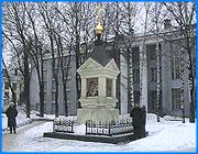 ></p><p class=c_tn>Кроме светских мероприятий, посвященных Татьяниному дню, прошли по этому случаю и торжественные молебны в Ивановских храмах. Городской комитет по делам молодежи  обратился в Свято-Никольский мужской монастырь с просьбой отслужить молебен у часовни, посвященной покровительнице всех студентов. Священники откликнулись на эту просьбу. Перед началом службы поставили свечи всем святым, изображенным на часовне: Святой Татьяне, Пресвятой Богородице, Георгию-Победоносцу и Александру Невскому. В начале службы молящихся было совсем немного. В процессе к ним присоединялись прохожие. </p><p class=c_tn>Отец Виталий, который вел службу, сам был студентом. Он учился в Московском стоматологическом институте. В то время ни о каких религиозных праздниках студенты и не слышали. «У нас не было праздника: ни Татьяниного дня, ни дня Святого Валентина, чтобы мы не задавали вопросов, откуда эти праздники появились в Советские времена», - говорит сам отец Виталий.</p><p class=c_tn>Среди молящихся были и необычные люди. Это - группа Аттракцион почти в полном составе. Ребята, несмотря на легкомысленный вид, ко всему происходящему они, кажется, относятся вполне серьезно. </p><p class=c_tn>Некоторые студенты принесли с собой зачетные книжки, и, видимо, не зря: перед сессией и во время семестра верующие студенты молятся Святой Татьяне и она открывает им, как сдать ответы на вопросы.</p><p class=c_tn>Единственная  из числа верующих Татьяна стала свидетелем интересного явления: у большинства присутствовавших свечи гасли на ветру. Ее свеча в Татьянин день оказалась особенной. Чудо это или нет, мы не знаем. Но приятно верить, что святые своим тезкам помогают. </p>
	
		<div class=