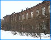 ></p><p class=c_tn>Сегодня одно из старейших учебных заведений России отметило свой день рождения. Ивановской средней общеобразовательной школе № 30 исполнилось 124 года. Эта школа всего на 7 лет моложе нашего города. Ее история  - это, прежде всего, история Иваново-Вознесенска. В январе 1878 года после торжественного молебна на Напалковской улице, ныне Смирнова, открылись двери первой в городе женской гимназии. В начальные классы принимались девочки от 9 до 12 лет. По окончании гимназии выпускницы получали звание домашних учительниц. После революции 1917 года термин гимназия сменился звучным пролетарским словосочетанием: Советская трудовая школа первой и второй ступени. Первая ступень длилась 4 года. Вторая - 5. Годы Великой Отечественной Войны внесли свои коррективы в историю школы. Многие из выпускников, ушедших на фронт, так и не вернулись домой. Их имена здесь помнят и чтут. В 1968 школа получила статус средней общеобразовательной с углубленным изучением английского языка. Теперь она с достоинством носит имя бывшей выпускницы женской гимназии Ольги Варенцовой. За 124 года из числа воспитанников школы выросла целая плеяда блестящих ученых. Среди них более 300 профессоров. Два академика - Мстислав Келдыш и Георгий Петров, и один народный художник Борис Пророков. За эти годы школа выпустила тысячи людей, которые многое сделали для нашего края, для страны в целом. </p><p class=c_tn>К сегодняшнему торжеству в школе готовились заранее. Впрочем, даже ради праздника учебный процесс прерывать не стали. В классах продолжались уроки. Зато перемены между ними сегодня были не совсем обычными. Ученики старших классов развлекали младших товарищей двадцатиминутными концертами. </p><p class=c_tn>124 – цифра не круглая. Очередную «круглую» дату школа отпразднует в следующем году. И, судя по тому, что мы сегодня здесь увидели, о размахе праздника стоит только гадать. </p>
	
		<div class=