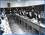 ></p><p class=c_tn>В городской Думе сегодня прошло внеочередное пленарное заседание. Как и подобает мероприятиям внеочередным и неожиданным, встреча народных избранников уже с самого начала приняла совсем не тот оборот, который был запланирован. Часть вопросов повестки дня депутаты обсуждать отказались, отослав документы на доработку. И, тем не менее, сократить рабочий день им так и не удалось. Список тем для обсуждения был дополнен. Причем, несколько неожиданным образом. Еще в начале заседания глава города Александр Грошев попросил депутатов рассмотреть несколько незапланированных повесткой дня вопросов. Один и, пожалуй, самый главный из них – внесение дополнений и изменений в бюджет города на 2002 год. Необходимость в них возникла лишь на днях. Этим, кстати, и объясняется та спешка, с  которой вопрос был вынесен на рассмотрение Думы. Суть изменений такова: губерния выделила городу дотацию на выравнивание бюджетного обеспечения. Проще, на пополнение казны. Сумма оказалось на 10,5 миллионов больше, чем ожидалось. Почти половина дотации будет направлена на погашение долгов энергетикам. Как сообщил Игорь Старкин, деньги(35 миллионов)  в городской бюджет уже поступили, но прежде, чем тратить, муниципалитет должен получить одобрение народных избранников.</p><p class=c_tn>Обсуждалась на встрече и еще одна проблема. Предоставление муниципальных гарантий под кредиты для расчета с энергетиками. «Горэлектросети» они помогут удержаться на плаву, а город избавят от веерных отключений.  Депутаты, раздраженные  тем, что городское финуправление не внесло заявку на обсуждение бюджета заранее, доклад главного городского финансиста встретили сурово. Сначала обиделись на то, что их не уважают. Потом вспомнили про нищих бюджетников и замороженное капитальное строительство. А затем догадались, что механизм предоставления гарантий главы города под кредиты не определен, а значит стоит отослать  вопрос на доработку. Тут уже обиделся мэр. «Если уж вы совсем мне не доверяете, давайте будем снова Думу собирать, подготовим ряд документов, и опять Думу соберем. Но мы можем не успеть Думу собрать, а веерные отключения уже поспели», - заявил А.Грошев.</p><p class=c_tn>В результате продолжительных дебатов и трех голосований, проект поправок в бюджет приняли за основу. Вопрос о предоставлении муниципальных гарантий под энергетические кредиты  будет рассмотрен на следующем внеочередном заседании городской Думы. </p><p class=c_tn></p>
	
		<div class=